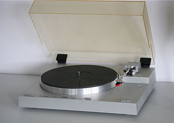 Yamaha P-550 Direct Drive Turntable