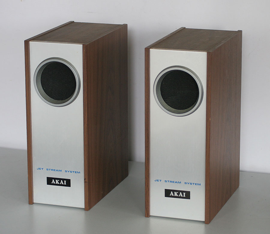 akai retro speaker