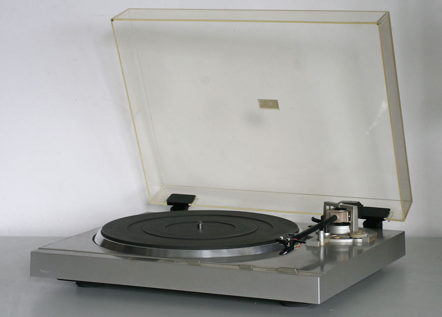 Hitachi HT40S Direct Drive Turntable picture 1