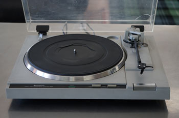 Hitachi HT50S Direct Drive Turntable