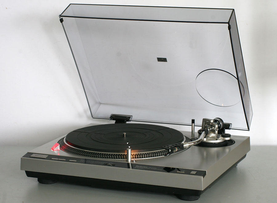Technics SL-1600 Professional Turntable